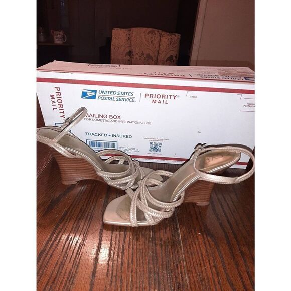 Size 8M RSVP Gold Strappy Sandals Wedge High Heel Dress Shoes Ankle Strap - Picture 5 of 6